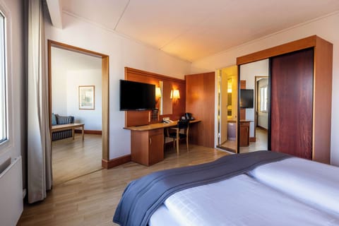 Junior Suite | Blackout drapes, soundproofing, free WiFi, bed sheets