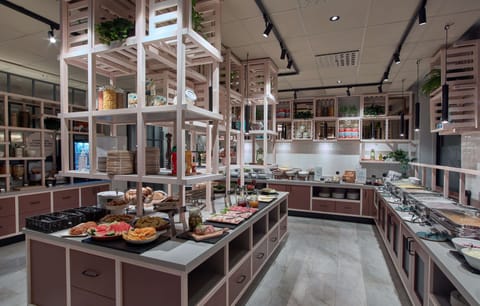 Buffet breakfast for a fee on weekends
