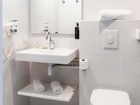 Premium bedding, desk, soundproofing, free WiFi