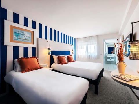 Premium bedding, desk, soundproofing, free WiFi