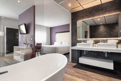 Superior Room | Bathroom | Bathtub, eco-friendly toiletries, hair dryer, bidet