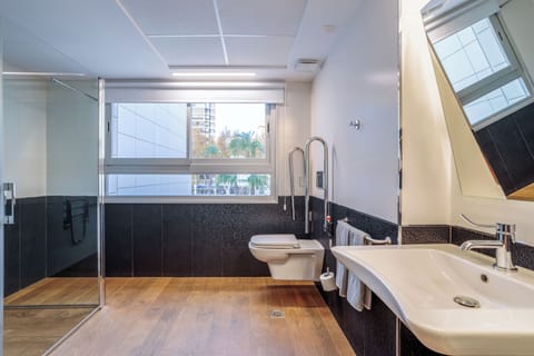 The Innside Sea View Room | Minibar, in-room safe, desk, iron/ironing board