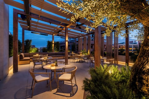 2 restaurants; lunch and dinner served