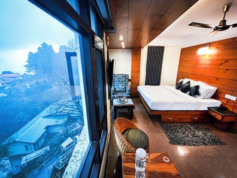 Deluxe Suite, 1 Double Bed | In-room safe, blackout drapes, iron/ironing board, rollaway beds