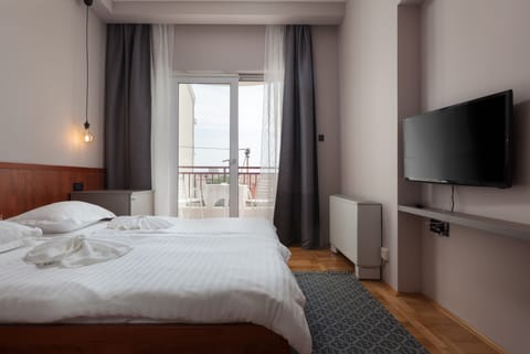 Minibar, in-room safe, desk, iron/ironing board