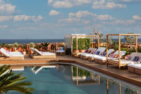 Seasonal outdoor pool, pool umbrellas, sun loungers