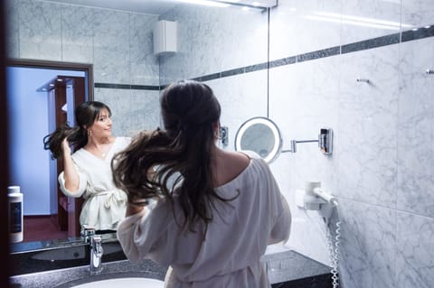 Hypo-allergenic bedding, in-room safe, desk, laptop workspace