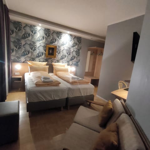 Comfort Double Room | 1 bedroom, desk, blackout drapes, free WiFi