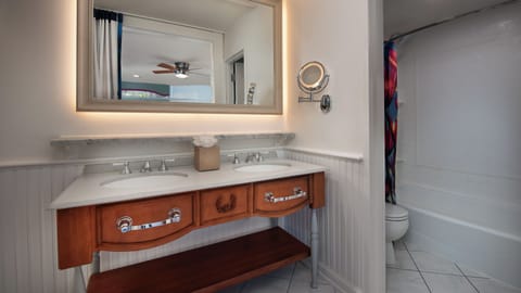 Combined shower/tub, hair dryer, towels