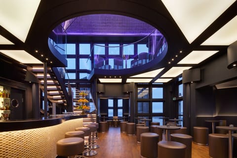 2 bars/lounges, cocktail bar, pub