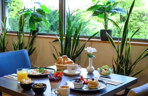 Daily buffet breakfast for a fee