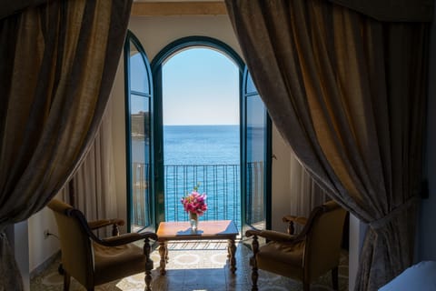 Quadruple Room, Sea View | Minibar, in-room safe, individually decorated, desk