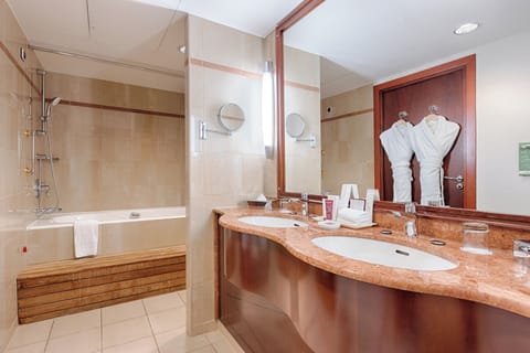 Suite | Bathroom | Hair dryer, towels, soap, shampoo