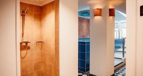 Sauna, hot tub, steam room