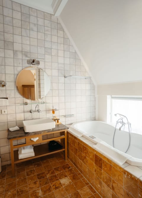 Suite, 1 Double Bed, Non Smoking, Garden View | Bathroom | Free toiletries, hair dryer, bathrobes, slippers