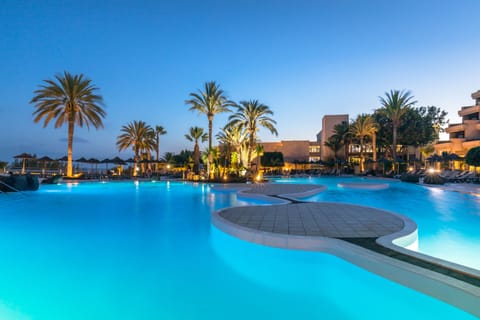 9 outdoor pools, pool umbrellas, sun loungers