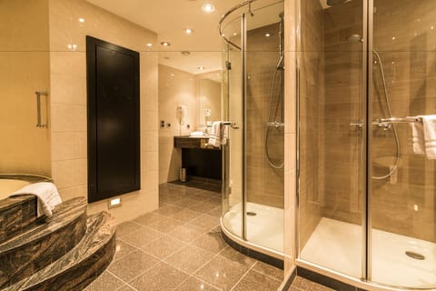 Deluxe Suite | Hypo-allergenic bedding, minibar, in-room safe, desk