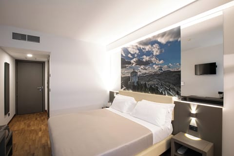 Pillowtop beds, minibar, in-room safe, desk