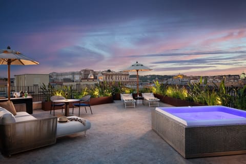 Signature Suite, 1 Bedroom | Hypo-allergenic bedding, free minibar items, in-room safe, desk