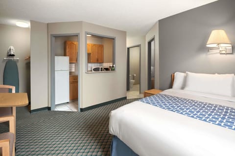 Suite, 2 Double Beds, Non Smoking | Desk, WiFi (free), bed sheets