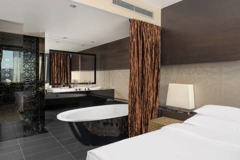 Senior Suite | Bathroom | Rainfall showerhead, free toiletries, hair dryer, towels