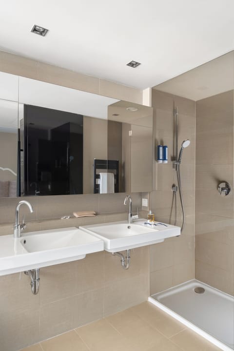 Junior Suite | Bathroom | Rainfall showerhead, free toiletries, hair dryer, towels