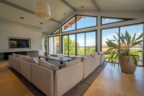 Suite Lafitenia Ocean View | Living room | 60-cm LCD TV with digital channels