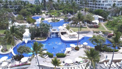 6 outdoor pools, pool umbrellas, sun loungers