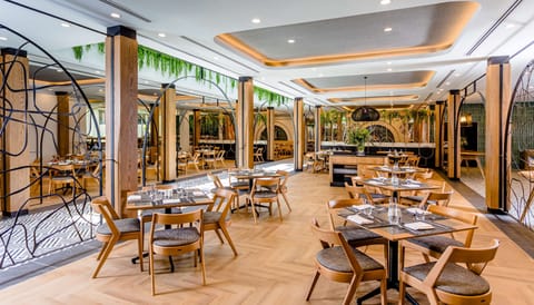2 restaurants; breakfast, lunch, and dinner served