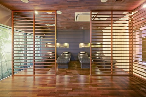 Couples treatment rooms, sauna, hot tub, steam room, body treatments