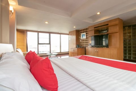 Suite, 1 Bedroom | Desk, free WiFi, bed sheets