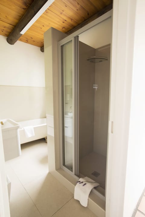 King-size Room | Bathroom | Free toiletries, hair dryer, towels