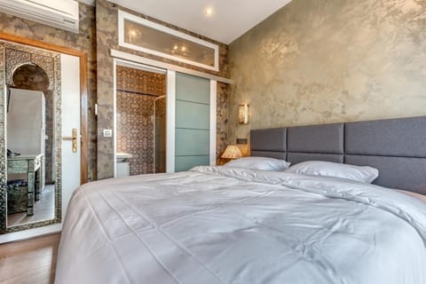 Pillowtop beds, in-room safe, desk, laptop workspace