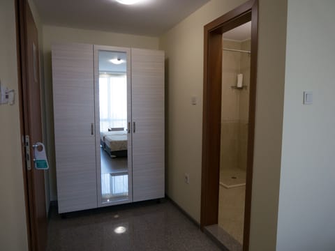 Traditional Double or Twin Room | Desk, laptop workspace, blackout drapes, soundproofing