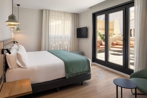 Minibar, in-room safe, desk, free WiFi