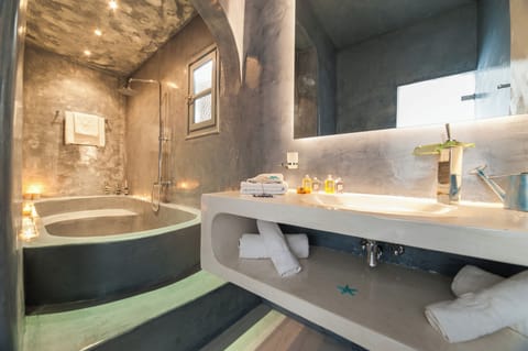 Superior Studio Suite | Bathroom | Eco-friendly toiletries, hair dryer, slippers, towels