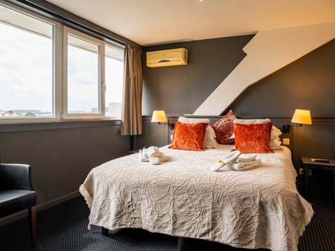 Standard Quadruple Room | Minibar, in-room safe, desk, iron/ironing board