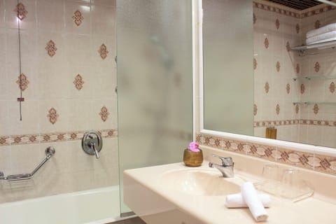 Superior Room | Bathroom | Combined shower/tub, free toiletries, hair dryer, bidet