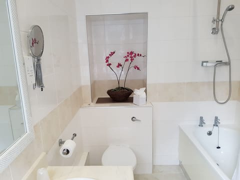 Executive Room, 1 King Bed | Bathroom | Combined shower/tub, free toiletries, hair dryer, towels