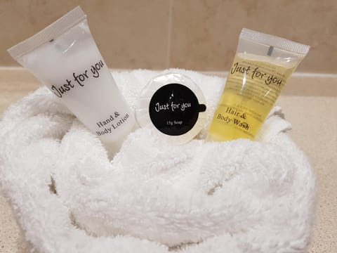 Feature Room with 4 Poster Bed | Bathroom amenities | Combined shower/tub, free toiletries, hair dryer, towels