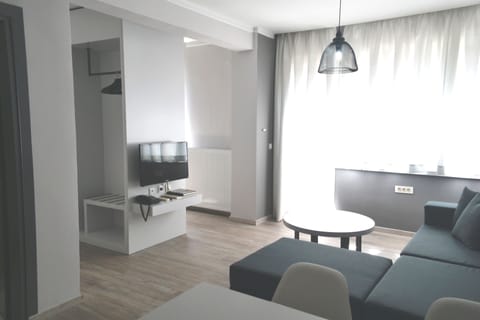 Business Suite | Living area | 32-inch LCD TV with satellite channels, TV