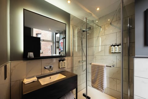 Standard Room | Bathroom | Combined shower/tub, free toiletries, hair dryer, towels