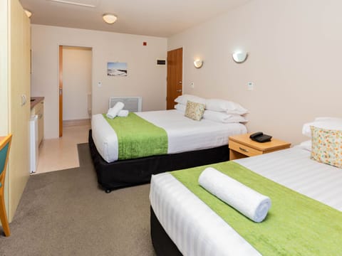 Standard Twin Room | Desk, laptop workspace, blackout drapes, iron/ironing board