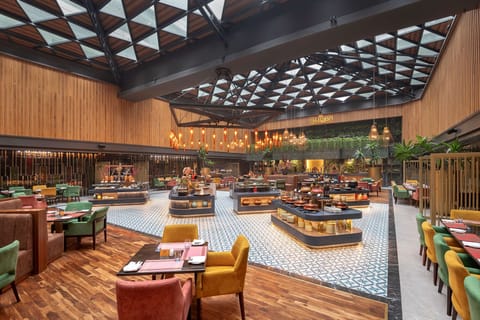 3 restaurants; breakfast, lunch, dinner, and brunch served
