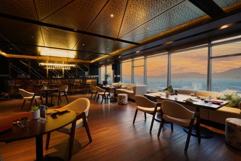 3 restaurants; breakfast, lunch, and dinner served