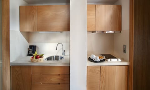 Fridge, stovetop, coffee/tea maker, electric kettle