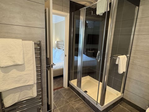 Junior Suite | Bathroom | Designer toiletries, hair dryer, towels, toilet paper