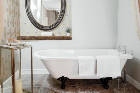 Suite 2 Adults | Bathroom | Combined shower/tub, free toiletries, hair dryer, towels