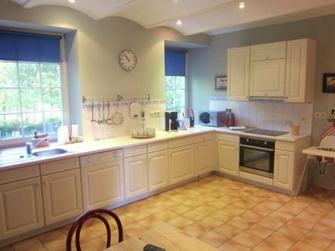 Cottage | Private kitchen | Highchair