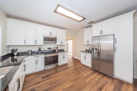 19806 kitchen - ice maker line was not installed ; regular coffee pot